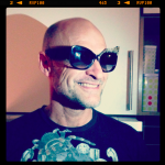 Tony provar solglasögon vars designer också fotar. Samma modell och andra modeller synd bla på Rihanna och Usher!