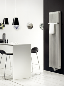 Höjden är 155 - 3 000 mm och en sektion är 50 mm bred.  Rek. cirkapris, 10 000 kr inkl. handduksstång.